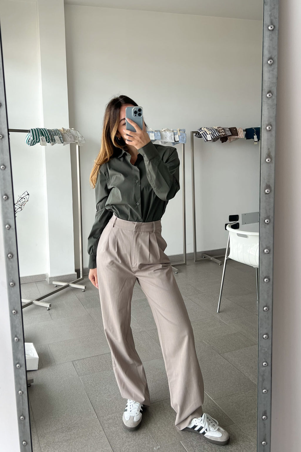 camicia da donna tinta unita popeline verde militare made in italy