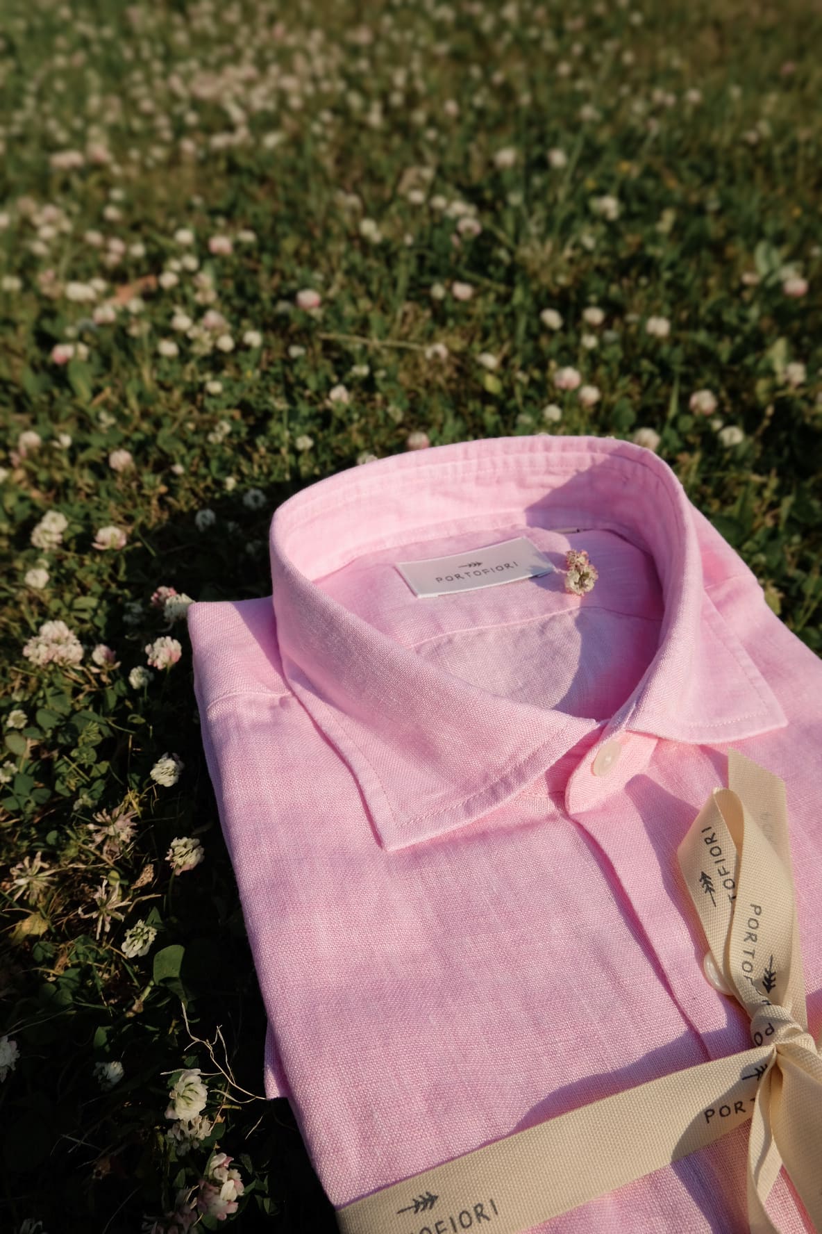 camicia in lino naturale da uomo rosa, estete con stile ed eleganza firmata made in italy. Camicia da uomo Portofiori in puro lino color rosa. Perfetta per l'estate.