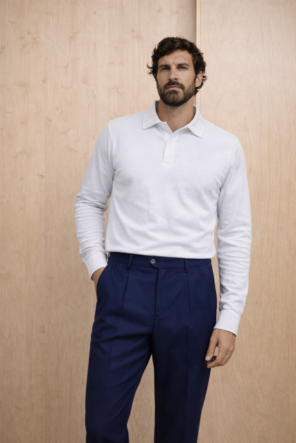polo-bianca-cotone-indossata-uomo-made-in-italy-pantalone-lana-grigio