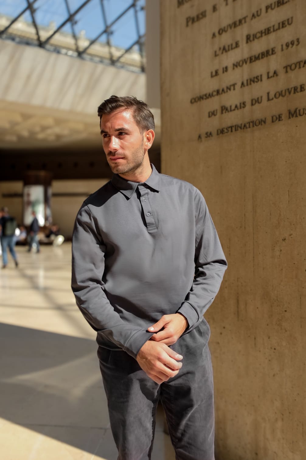 polo uomo in cotone egiziano grigia made in italy
dettaglio colletto polo uomo cotone 100%
polo montesanto grigia – tessuto naturale traspirante