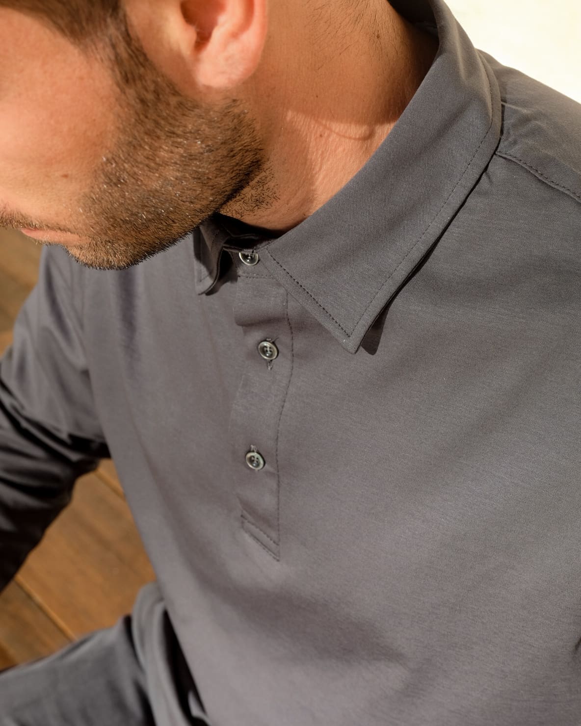 polo uomo in cotone egiziano grigia made in italy
dettaglio colletto polo uomo cotone 100%
polo montesanto grigia – tessuto naturale traspirante