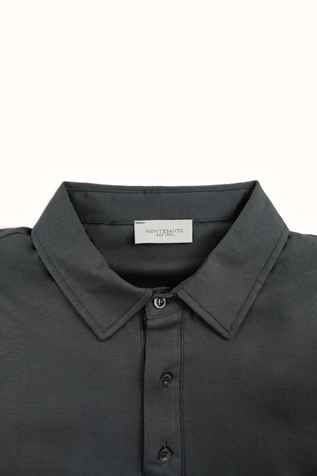 polo uomo in cotone egiziano grigia made in italy
dettaglio colletto polo uomo cotone 100%
polo montesanto grigia – tessuto naturale traspirante