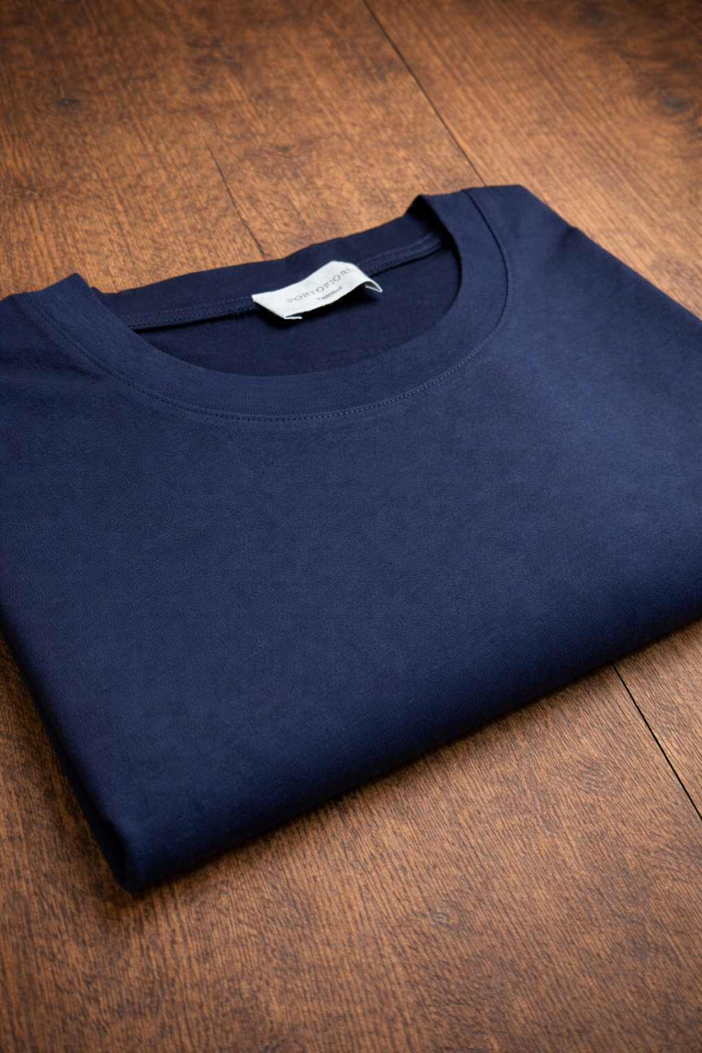 Poloshirt mit drei Knöpfen aus 100 % Baumwolle in schlichtem Dunkelbraun